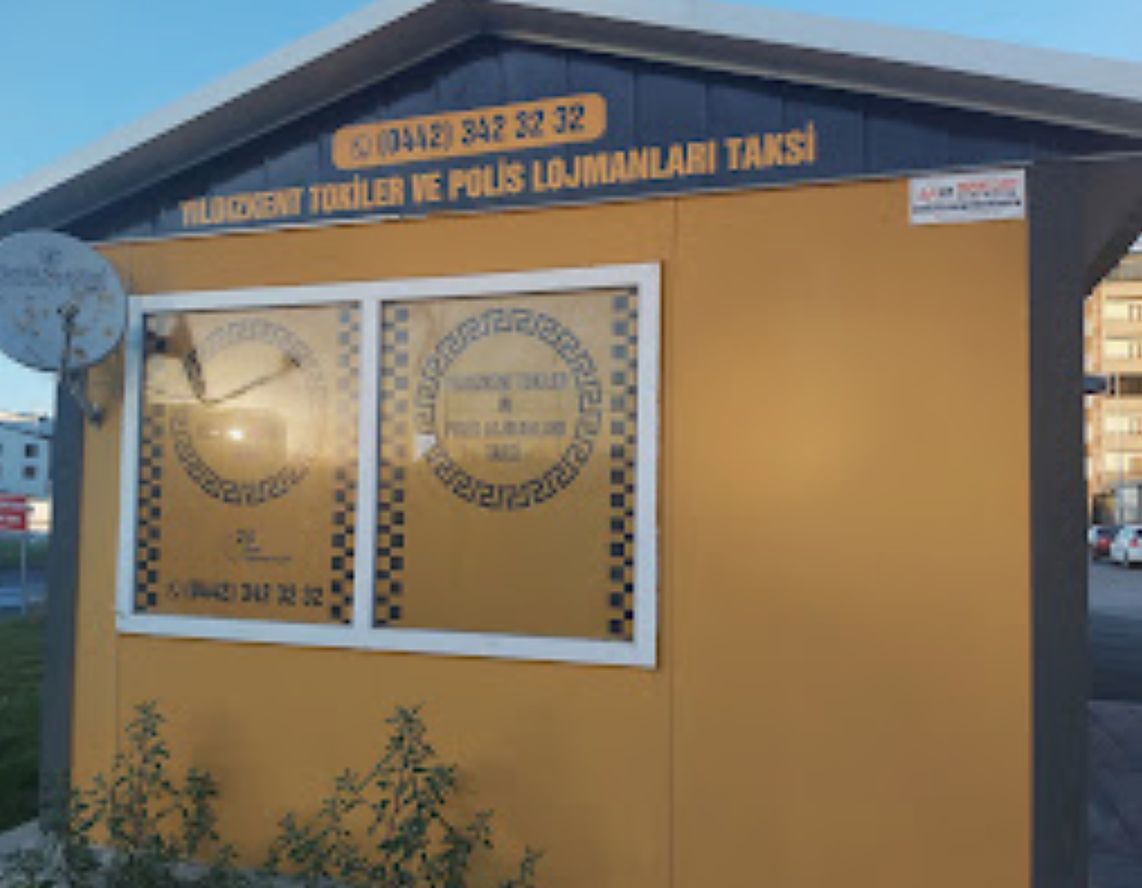 Çat Yolu'ndaki sarı durak kabini; çatı altındaki tabelada (0442) 342 32 32 numarası ve durak adı yazıyor